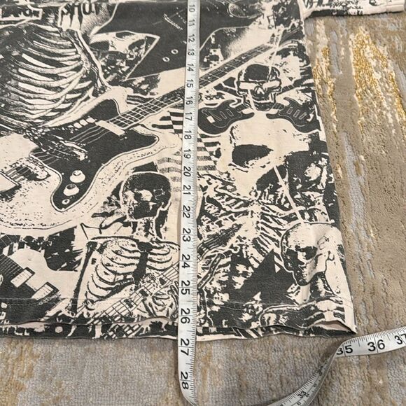 Grey Star Skull playing guitar all over print tee shirt size M in GUC - Picture 6 of 7